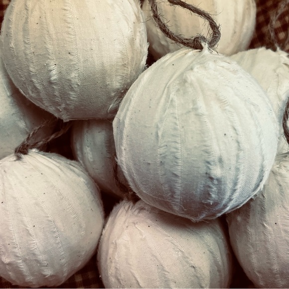 10 Primitive SNOWBALL RAG BALLS Christmas Ornaments farmhouse handmade decor - Picture 11 of 12